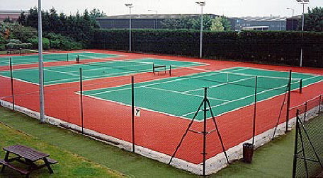 Tenniscenter mit Bergo Tennisplätzen in zwei Farben
