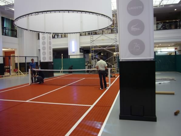 Mobiler Tennisplatz für Event im KaDeWe Berlin für 75-jähriges Lacoste Jubiläum