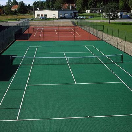 Bergo Tennis, zwei Tennisplätze, einer in ziegelrot, einer in grasgrün