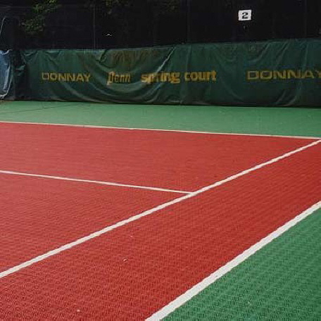 Bergo Tennis Court, zweifarbig in ziegelrot und grasgrün