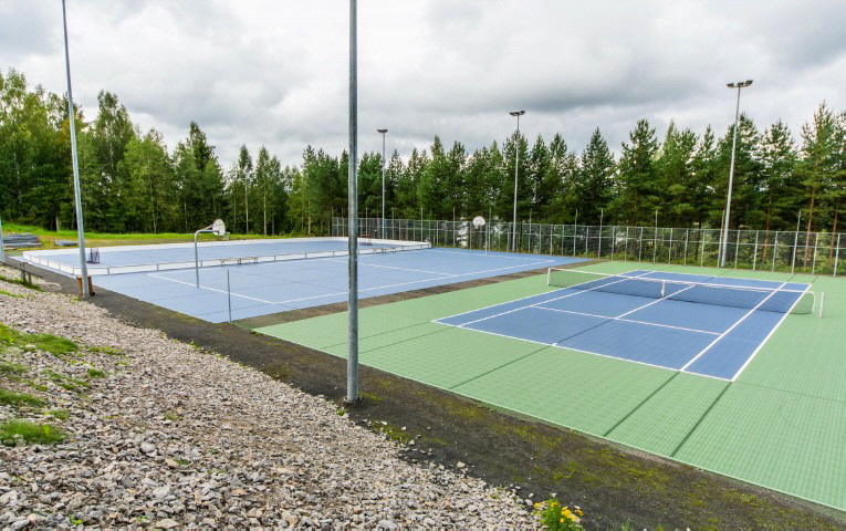 Sportanlage mit Tennisplatz aus recyceltem PP Kunststoff von Bergo Tennis-System