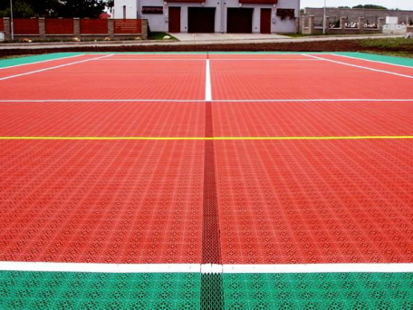 Bergo Tennisanlage in ziegelrot und grasgrün mit Expansionsleisten
