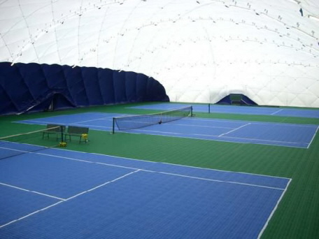Bergo Tennisplätze im Airzelt, in zweifarbiger Ausführung in blau und grasgrün