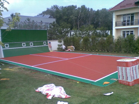 Tenniswand mit Bergo Tennisboden, zweifarbig