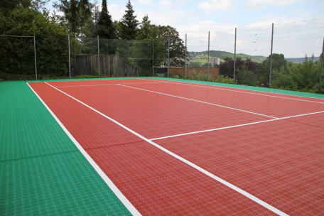 Privater Tennisplatz mit Bergo Tennisboden in Würzburg am Hang